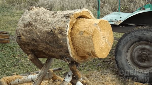 Оригинальный бар с белкой из бревна своими руками